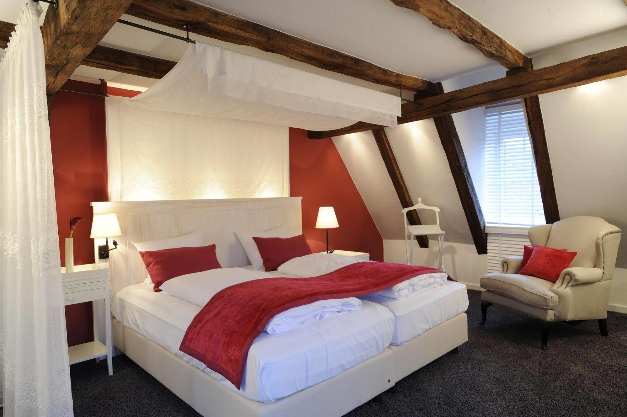 Отель Altes Amtshaus, 3 Mulfingen Экстерьер фото